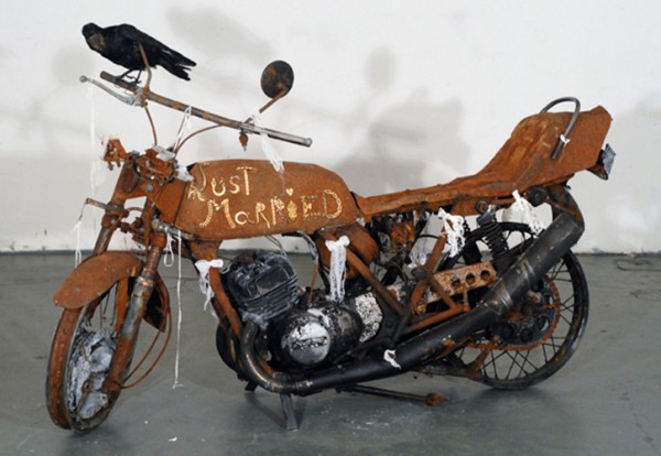 1975, 2010. Moto calcinée, bijoux, dentelles, corbeau naturalisé, 110 x 185 x 65 cm.