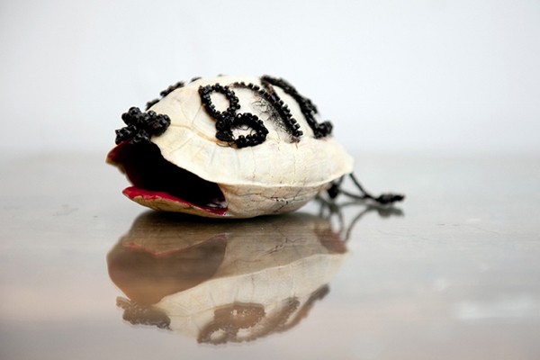 Bye bye, 2013. Carapace de tortue, broderie, peinture laquée, 13 x 5 x 7 cm.