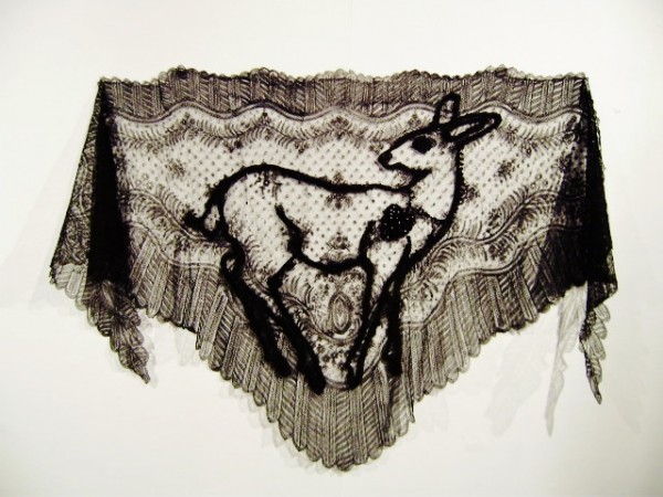 Biche, 2009. Dentelle, jais, 115 x 75 cm.