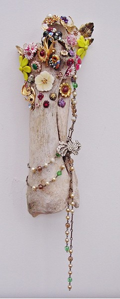 Le bouquet de la mariée #1, 2009. Bijoux sur os, 34 x 14 x 11 cm.